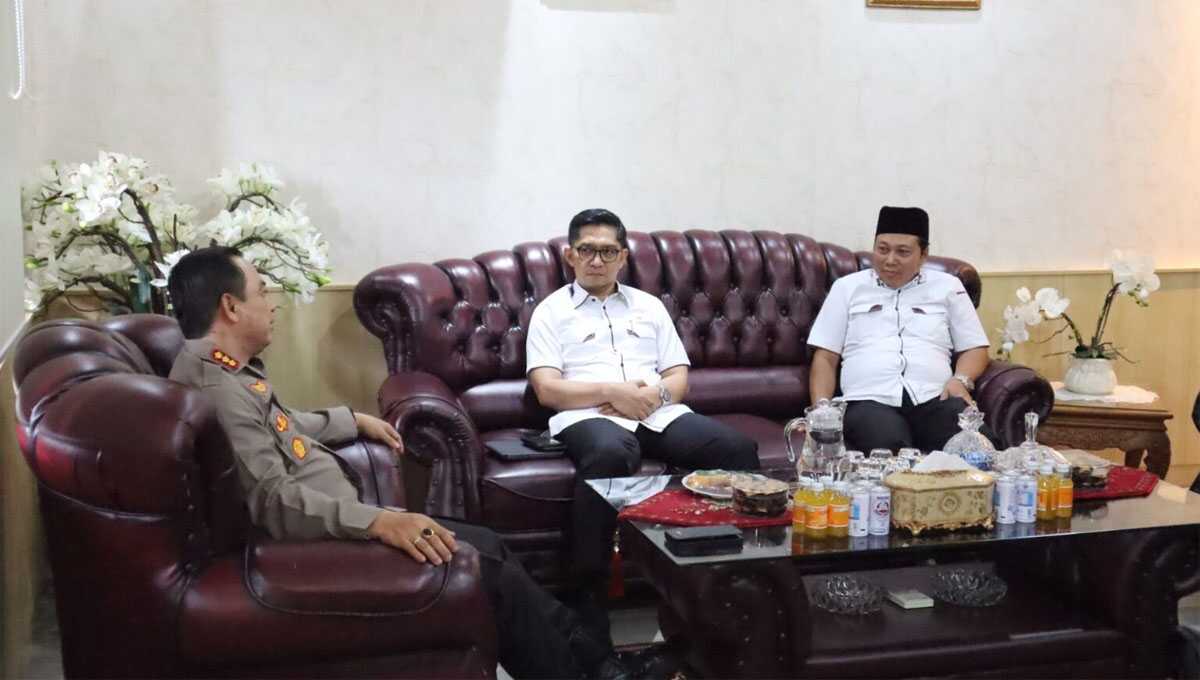 Kompolnas ke sumatera selatan Tim Kompolnas menggelar pertemuan dengan Kapolrestabes Palembang dalam pemantauan Operasi Mantap Brata, Selasa (19/12/2023). (sumsel.siberindo.co)