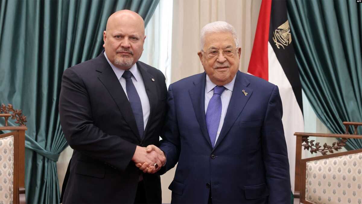 PM palestina dan jaksa Mahkamah Internasional Presiden Palestina Mahmud Abbas (kanan) menerima Jaksa Mahkamah Kriminal Internasional (ICC) Karim Khan di Ramallah, Tepi Barat, 2 Desember 2023.