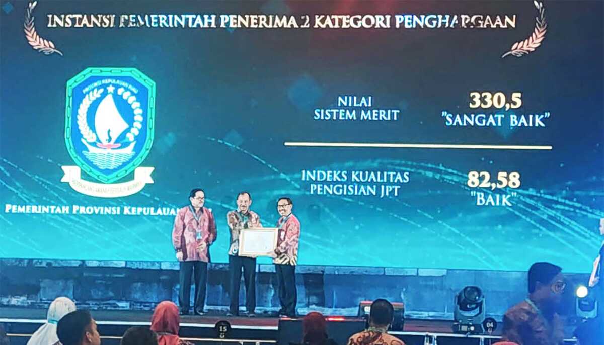 Sekretaris Daerah Provinsi Kepri Adi Prihantara saat menerima penghargaan ajang Anugerah Meritokrasi 2023 di Kraton Grand Ballroom Yogyakarta Marriot Hotel, Kamis (7/12/2023). (Dok Diskominfo Kepri)