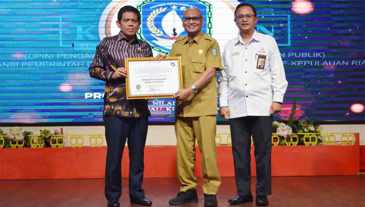 Sekdaprov Kepri Adi Prihantara menerima penghargaan predikat Zona Hijau Kualitas Tertinggi 2023 dari Ombudsman RI dalam acara yang digelar Ombudsman Perwakilan Kepri di Batam, Senin (18/12/2023). (Dok Diskominfo Kepri)