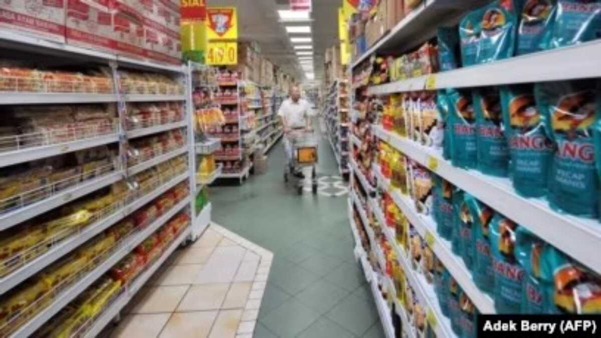 Prancis carefour Jakarta Seorang pria berbelanja di supermarket anak perusahaan jaringan supermarket Prancis Carrefour di Jakarta, 4 November 2009. (Foto: Ilustrasi/AFP)