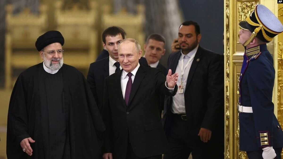 Presiden Iran dan Rusia Presiden Rusia Vladimir Putin, tengah, menyambut Presiden Iran Ebrahim Raisi, kiri, untuk pembicaraan di Kremlin di Moskow, 7 Desember 2023. (Pool Photo via AP)