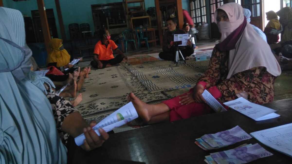 Dosen Spesialis Medikal Bedah Prima Trisna Aji ketika memberikan sosialisasi terapi rebusan Daun Salam bagi Penderita Hipertensi. (Foto : Dokpri)