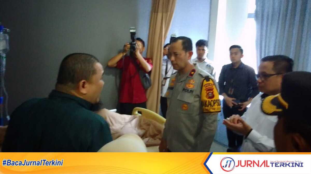 Wakapolda Sumsel sambang polisi korban penikaman bandar judi Wakapolda Sumatera Selatan (Sumsel) Brigjen Pol M. Zulkarnain menyambangi Rumah Sakit AR Bunda Lubuk Linggau Kota Lubuk Linggau untuk melihat kondisi tiga anggota Sat Reskrim Polres Musi Rawas Utara (Muratara), mengalami luka tusuk oleh pelaku bandar judi dadu guncang, Selasa (05/12/2023) sekira pukul 14.00 WIB. (JurnalTerkini.id/alam budi kesuma)