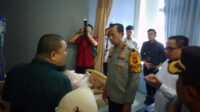 Wakapolda Sumatera Selatan (Sumsel) Brigjen Pol M. Zulkarnain menyambangi Rumah Sakit AR Bunda Lubuk Linggau Kota Lubuk Linggau untuk melihat kondisi tiga anggota Sat Reskrim Polres Musi Rawas Utara (Muratara), mengalami luka tusuk oleh pelaku bandar judi dadu guncang, Selasa (05/12/2023) sekira pukul 14.00 WIB. (JurnalTerkini.id/alam budi kesuma)