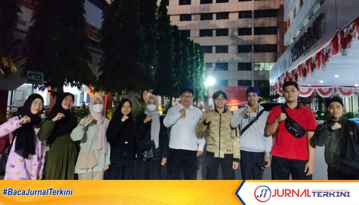 Kepala Bagian Kerjasama Sekretariat Daerah Kabupaten Natuna, Faisal Firman saat bertemu dengan anak Natuna yang lulus dan menjadi Mahasiswa Universitas Pertamina. (Dokumentasi pribadi)
