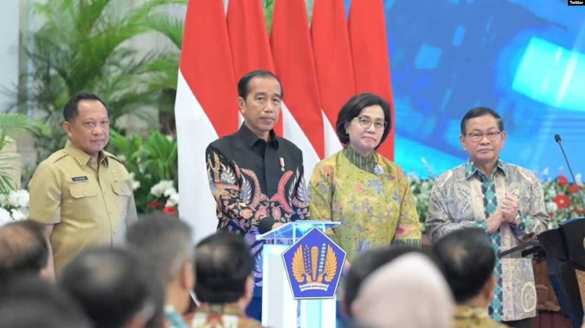 Presiden Joko Widodo didampingi Menteri Keuangan RI Sri Mulyani, pada acara penyerahan secara digital Daftar Isian Pelaksanaan Anggaran (DIPA) dan Buku Daftar Alokasi Transfer ke Daerah (TKD) tahun 2024 di Istana Negara, 29 November 2023. (Twitter/@jokowi)
