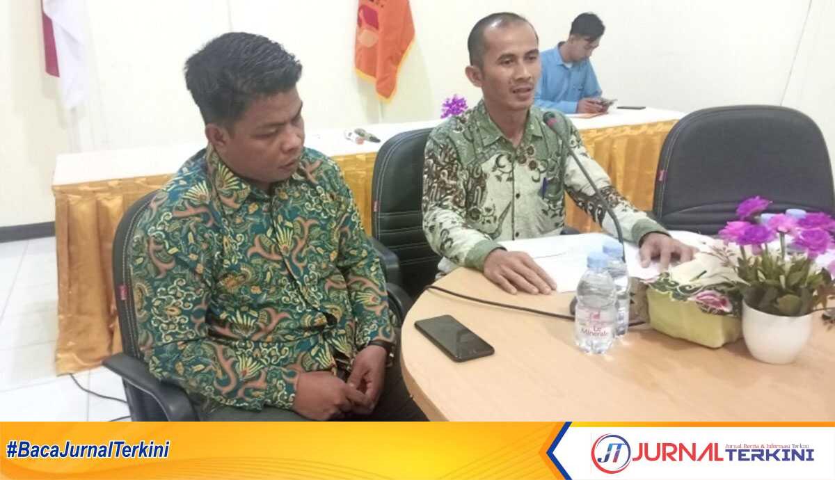 Koordinator Divisi Penanganan Pelanggaran Bawaslu Natuna, Sudarsono saat memberikan keterangan didampingi oleh Ketua Bawaslu Natuna, Siswandi, di Kantor Bawaslu Natuna, Kamis 21 Desember 2023. (foto : jr ronald)
