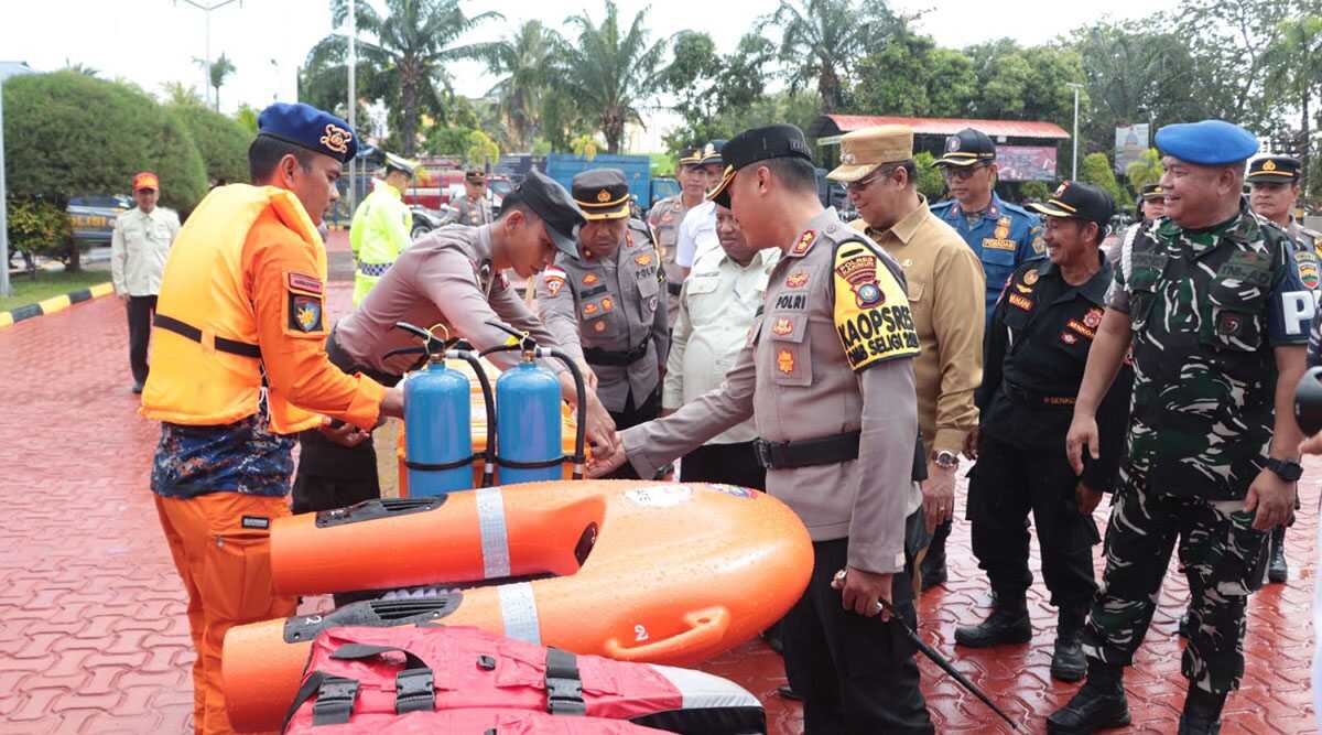 apel siaga bencana polres karimun-1 Kapolres Karimun AKBP Fadli Agus bersama Wakil Bupati Anwar Hasyim dan sejumlah pejabat memeriksa perlengkapan penanggulangan bencana dalam apel siaga bencana di Mapolres Karimun, Kamis (14/12/2023). (Dok Humas Polres Karimun)