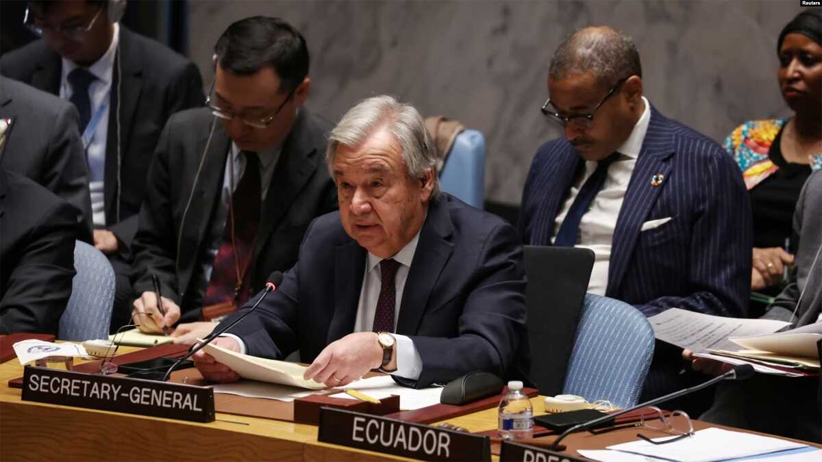 Sekretaris Jenderal PBB Antonio Guterres berbicara dalam sidang Dewan Keamanan PBB yang membahas krisis kemanusiaan di Gaza, di tengah konflik antara Israel dan Hamas di markas PBB, Jumat, 8 Desember 2023. (Foto: REUTERS/Shannon Stapleton)