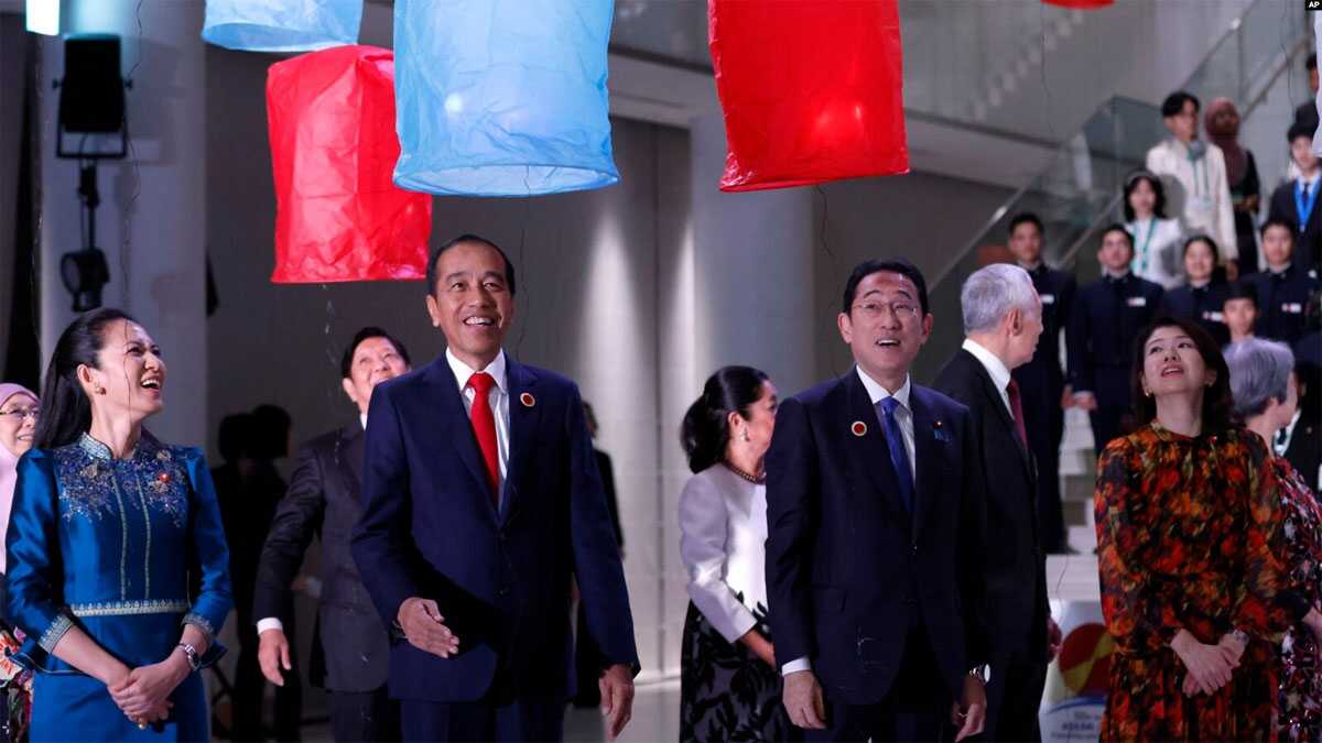 asean-jepang Perdana Menteri Jepang Fumio Kishida menyambut para pemimpin ASEAN termasuk Presiden RI Joko Widodo di Tokyo, Minggu (17/12/2023).