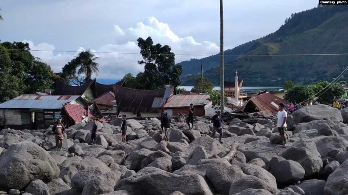 banjir bandang di sumut Kondisi permukiman warga di Desa Simangulampe, Kecamatan Bakti Raja, Kabupaten Humbang Hasundutan, Sumatra Utara, pada 2 Desember 2023, usai banjir bandang dan longsor yang menyerang sehari sebelumnya. (Courtesy: Kantor SAR Medan)