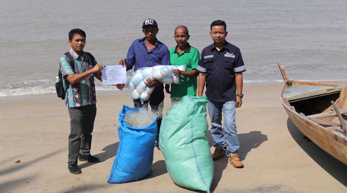 bantuan jaringan nelayan dari pt timah KUB Titihan Muhibah, Kelurahan Sawang, Kecamatan Kundur Barat, Kabupaten Karimun menerima bantuan jaring ikan dari PT Timah Tbk, Kamis (28/12/2023). (Dok PT Timah)