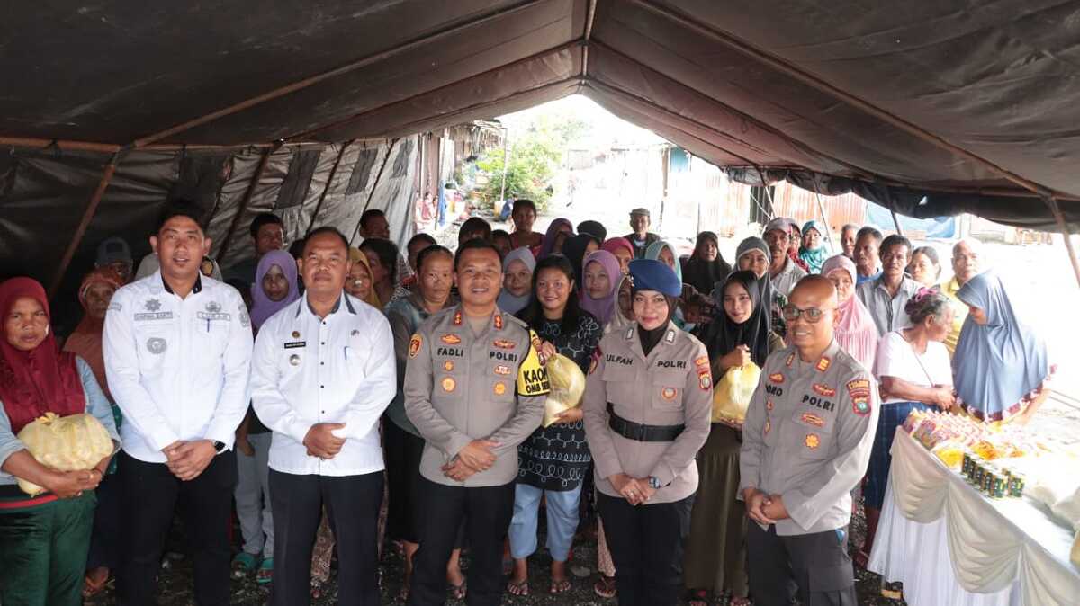 bazar murah polres karimun Kapolres Karimun AKBP Fadli Agus (tengah) beserta jajaran dan Camat Karimun Agung Jati Kusuma (2 kiri) berpose bersama warga di sela bazar sembako murah di eks Pasar Telaga Mas, Kelurahan Sei Lakam Barat, Kecamatan Karimun, Rabu (13/12/2023). (Dok Humas Polres Karimun)