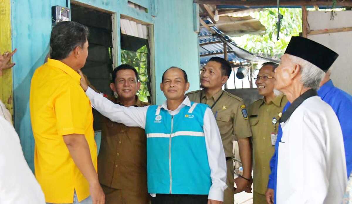 Bantuan Pasang Baru Listrik (BPBL) gratis yang bersumber dari dana Corporate Social Resposibility (CSR) di Tanjung Piayu Laut, Batam, Senin (11/12/2023). (Dok Diskominfo Kepri)
