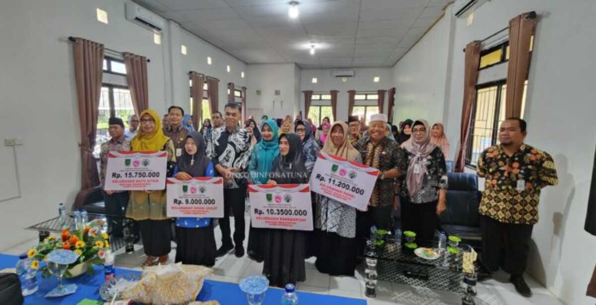 bupati Natuna serahkan bantuan kader posyandu Bupati Natuna, Wan Siswandi bersama Kader Posyandu 4 Kelurahan yang menerima bantuan transportasi. (foto : kominfona)