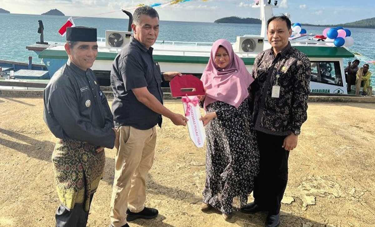 Bupati Natuna, Wan Siswandi, didampingi oleh Kadis Kesehatan, Hikmat Aliansyah saat menyerahkan kapal puskesmas keliling perairan kepada puskesmas Kecamatan Pulau Tiga. (foto Dokumentasi pribadi)