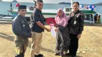 bupati natuna kunker ke pulau tiga Bupati Natuna, Wan Siswandi, didampingi oleh Kadis Kesehatan, Hikmat Aliansyah saat menyerahkan kapal puskesmas keliling perairan kepada puskesmas Kecamatan Pulau Tiga. (foto Dokumentasi pribadi)