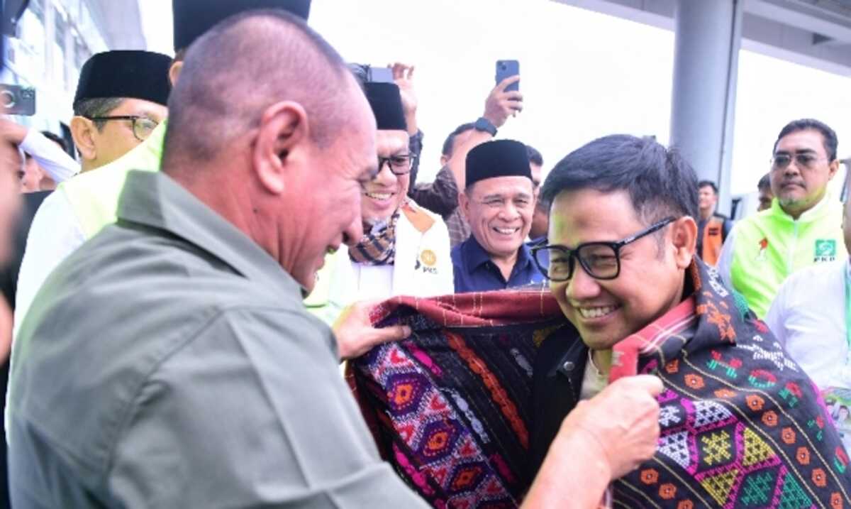 cak imin dan edy rahmayadi Ketua TKD Amin Wilayah Sumut Edy Rahmayadi memakaikan ulos kepada cawapres nomor urut 1, Abdul Muhaimin Iskandar alias Cak Imin di Bandara Kualanamu, Deliserdang, Jumat (8/12/2023). (instagram @edy_rahmayadi)