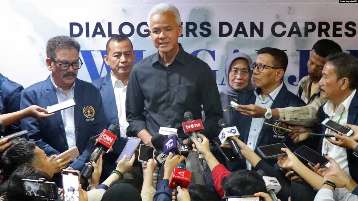 calon presiden ganjar pranowo Calon presiden nomor urut tiga, Ganjar Pranowo menjawab pertanyaan dari wartawan di Gedung Dewan Pers pada Kamis (30/11) di Jakarta. (VOA/Indra Yoga)