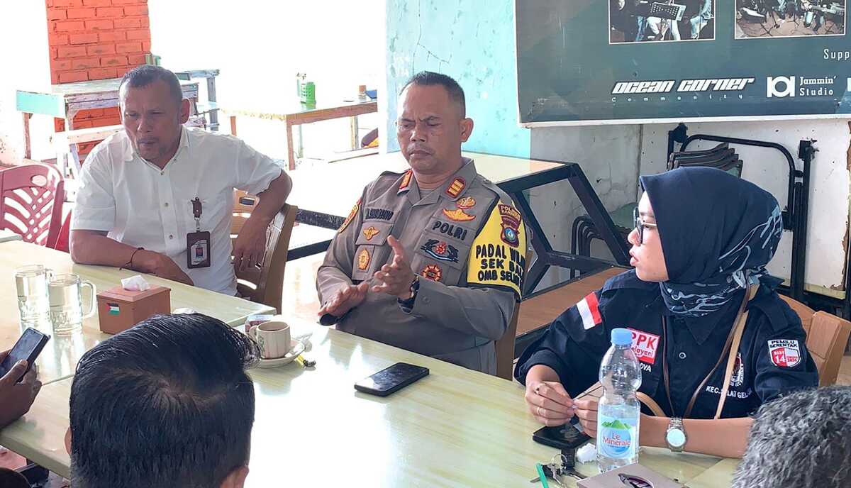 Kapolsek Balai Karimun AKP Melki Sihombing berdiskusi dengan Panitia Pemilihan Kecamatan (PPK) dalam acara coffee morning di Ocean Corner, Coastal Area, Tanjung Balai Karimun, Selasa (5/12/2023). (Dok Humas Polres Karimun)