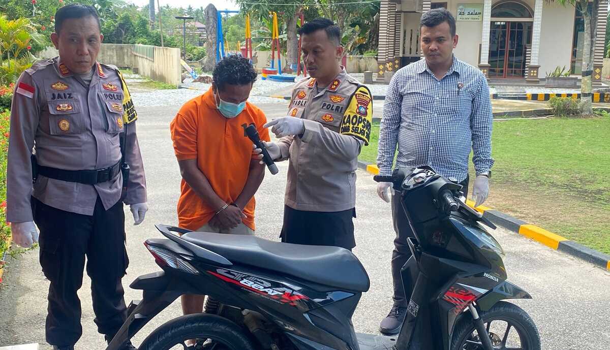 Kapolres Karimun AKBP Fadli Agus didampingi Kapolsek Tebing AKP M Djaiz dan Kanit Reskrim Polsek Tebing menginvestigasi tersangka kasus curat di Perum Tebing City saat memberikan keterangan pers di Mapolsek Tebing, Sabtu (2/12/2023). (Dok Humas Polres Karimun)