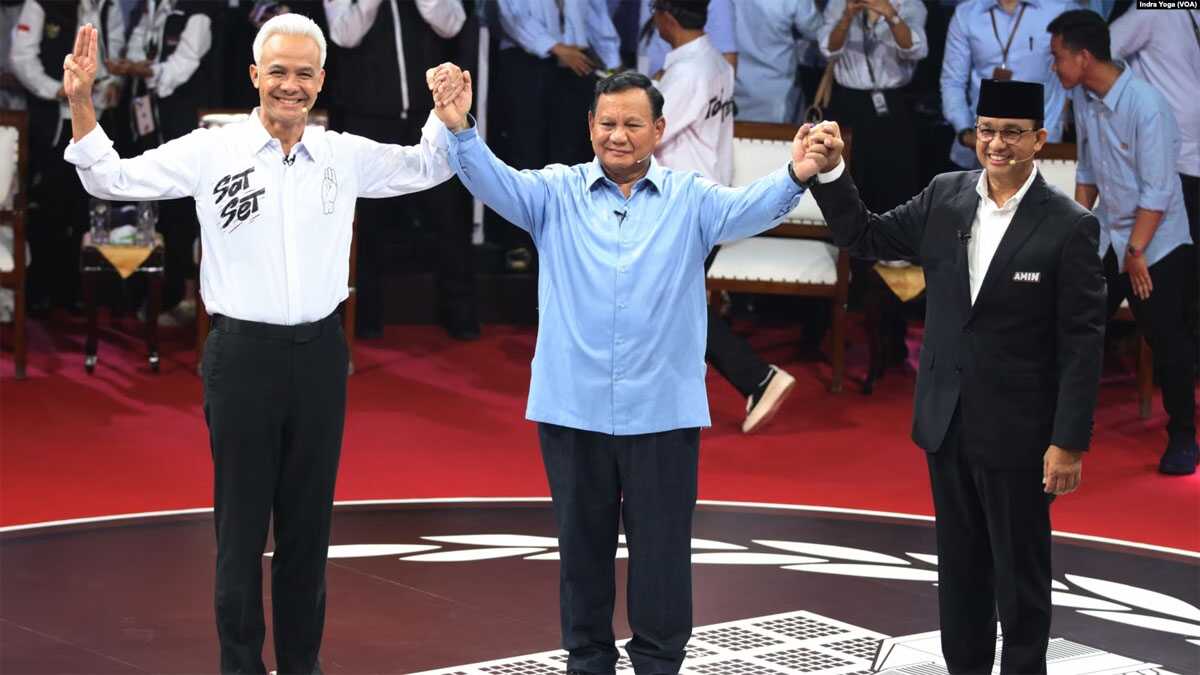 debat calon presiden FILE - Debat Pertama Capres 2024 yang diadakan oleh Komisi Pemilihan Umum RI (KPU RI) di Jakarta, menghadirkan ketiga calon presiden yakni Ganjar Pranowo, Prabowo Subianto dan Anies Baswedan, Selasa (12/12). (VOA/Indra Yoga)