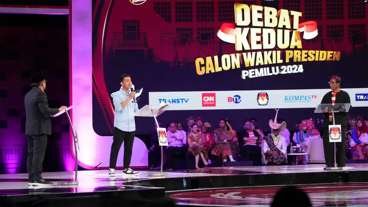 debat cawapres Calon wakil presiden Gibran Rakabuming Raka (tengah), bersama cawapres lainnya Muhaimin Iskandar (kiri) dan Mahfud MD dalam debat yang disiarkan televisi di Jakarta, Jumat, 22 Desember , 2023. (AP/Tatan Syuflana)