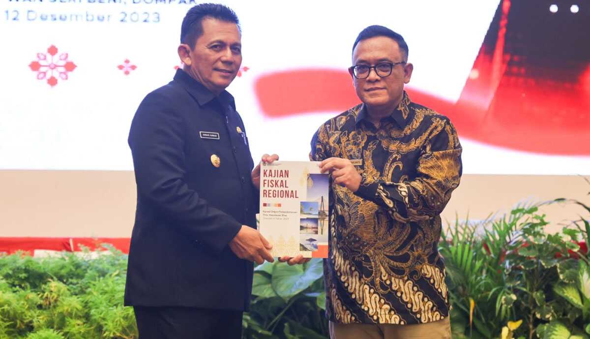 dipa kabupaten kota di kepri Gubernur Kepri Ansar Ahmad menyerahkan Daftar lsian Pelaksanaan Anggaran (DIPA) dan Buku Daftar Alokasi Transfer ke Daerah (TKD) Tahun Anggaran 2024 Lingkup Provinsi Kepri bertempat di Aula Wan Seri Beni, Dompak, Selasa (12/12/2023). (Dok Diskominfo Kepri).