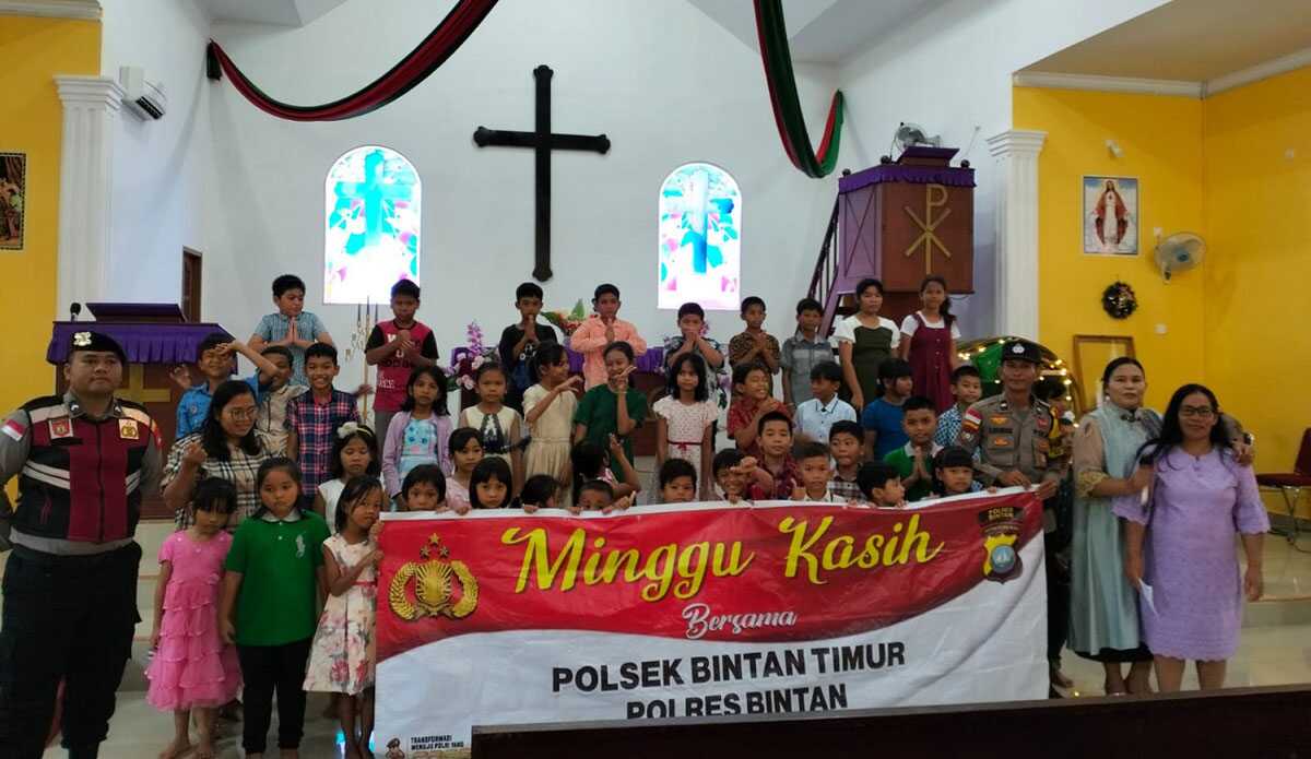 forum minggu kasih polsek bintan timur Polsek Bintan Timur yang melaksanakan Minggu Kasih di Gereja HKBP Rogate Kijang, Minggu (17/12/2023). (Dok Humas Polres Bintan)