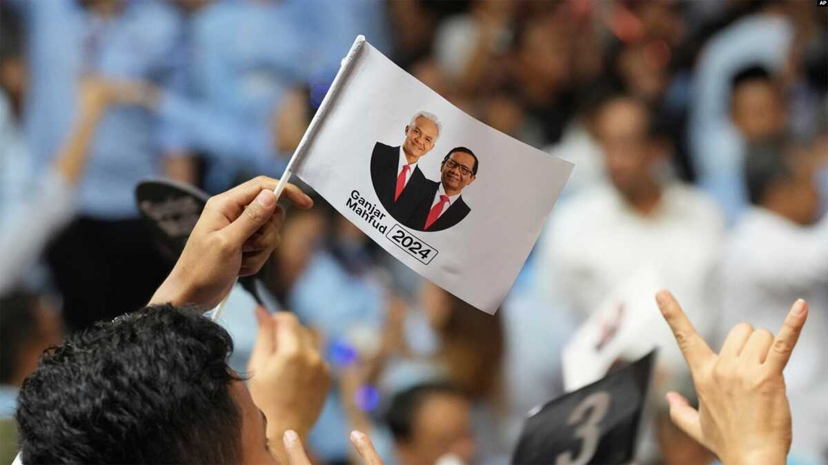 ganjar-mahfud-2 Pendukung calon presiden Ganjar Pranowo dan pasangannya Mahfud MD bersorak saat pengundian nomor elektoral yang akan mewakili pasangan tersebut pada Pilpres 2024, di kantor KPU Jakarta, 14 November 2023. (Foto: AFP)
