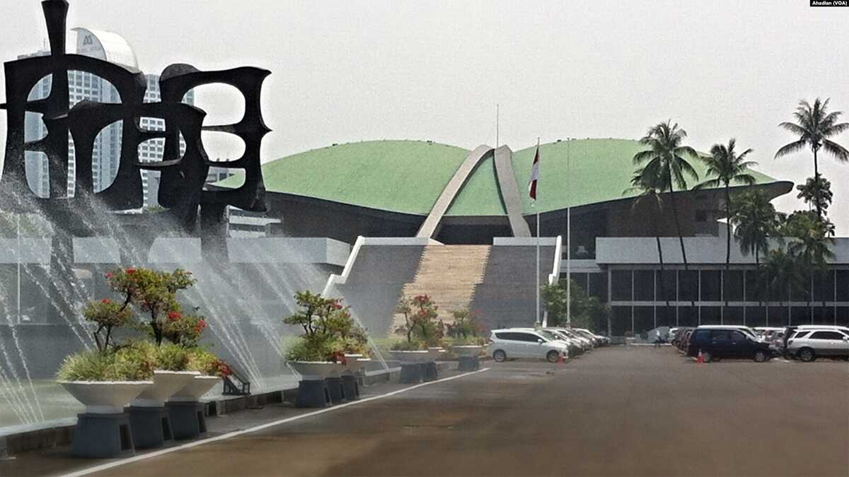 gedung dpr ri FILE - Gedung DPR/MPR RI, Senayan, Jakarta (Foto: VOA/Ahadian)
