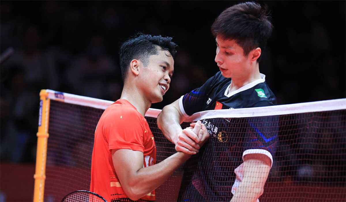 Ginting berjabat tangan dengan Shi Yu Qi usai menang dalam pertandingan kedua grup A, BWF World Tour Finals 2023 di Hangzhou Olympic Sports Centre Gymnasium, Hangzhou, Tiongkok, Kamis (14/12/2023). (pbsi.id)