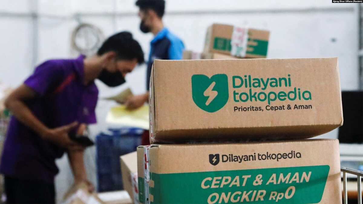 goto Sejumlah karyawan mengemas barang di gudang unit e-commerce Tokopedia milik GoTo di Jakarta, 31 Agustus 2022. (Foto: REUTERS/Ajeng Dinar Ulfiana)