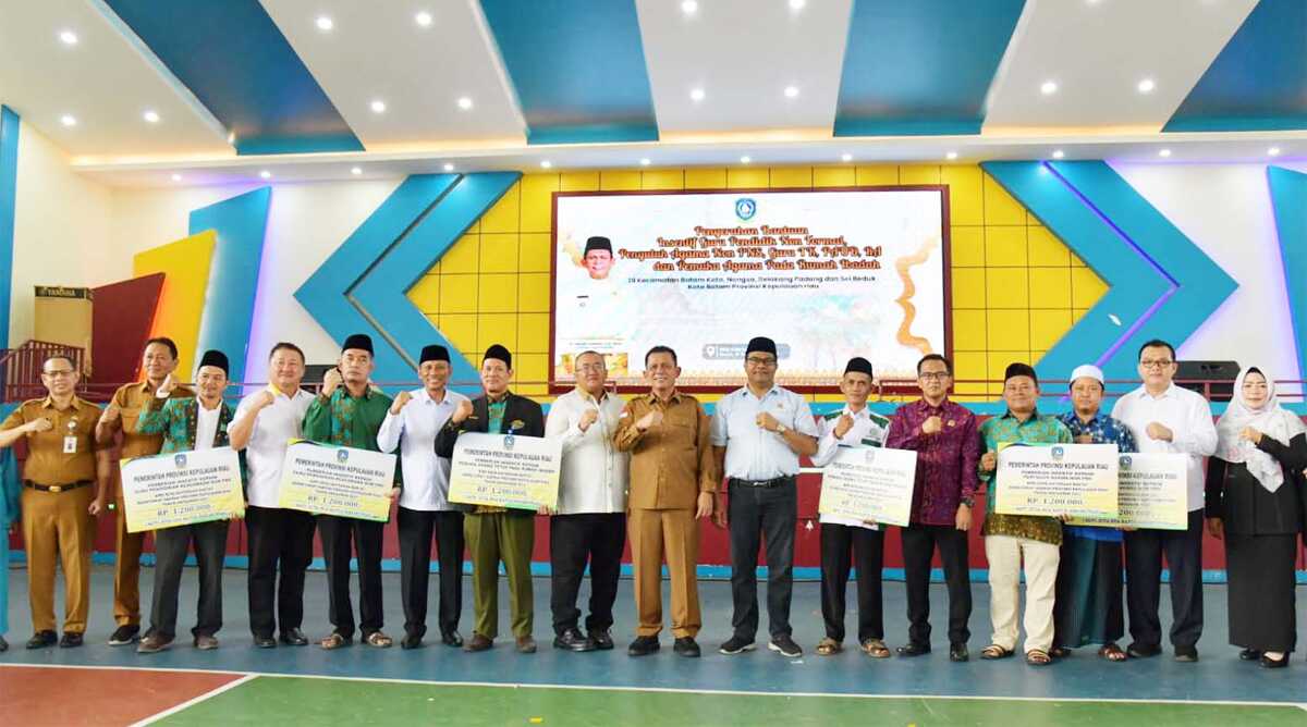 gubernur ansar serahkan insentif pendidikan Gubernur Kepri Ansar Ahmad berpose bersama para penyerima insentif pendidikan keagamaan di Kota Batam, Senin (11/12/2023). (Dok Diskominfo Kepri)