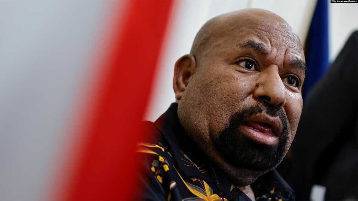 gubernur papua lukas enembe Gubernur Papua Lukas Enembe berbicara saat wawancara di Jakarta, 27 Mei 2022. (Foto: REUTERS/Willy Kurniawan)