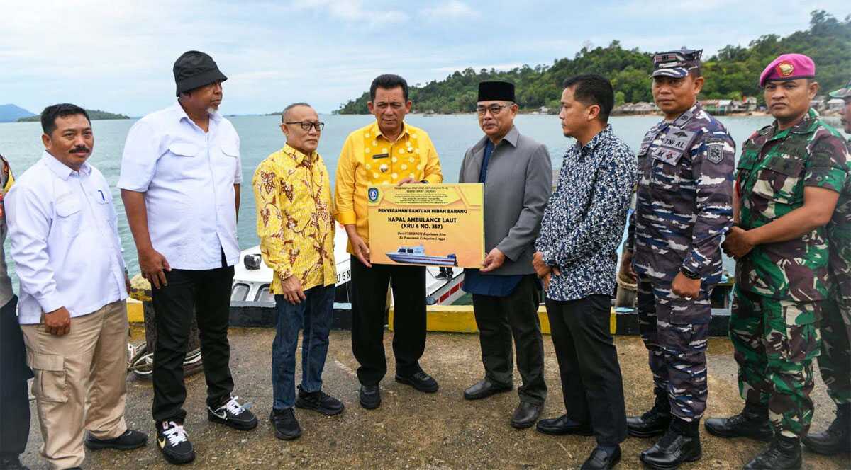 Gubernur Ansar serahkan Ambulance laut di Pelabuhan Jagoh Dabo Singkep, Kabupaten Lingga, Sabtu (23/12/2023). (Dok Diskominfo Kepri)
