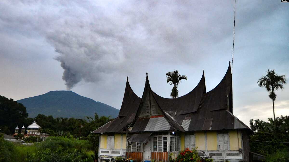 gunung marapi sumbar erupsi-1 Gunung Marapi memuntahkan abu vulkanik terlihat dari Panyalaian di Tanah Datar, Provinsi Sumatera Barat, Indonesia, 6 Desember 2023. (Antara Foto/Iggoy el Fitra via REUTERS)