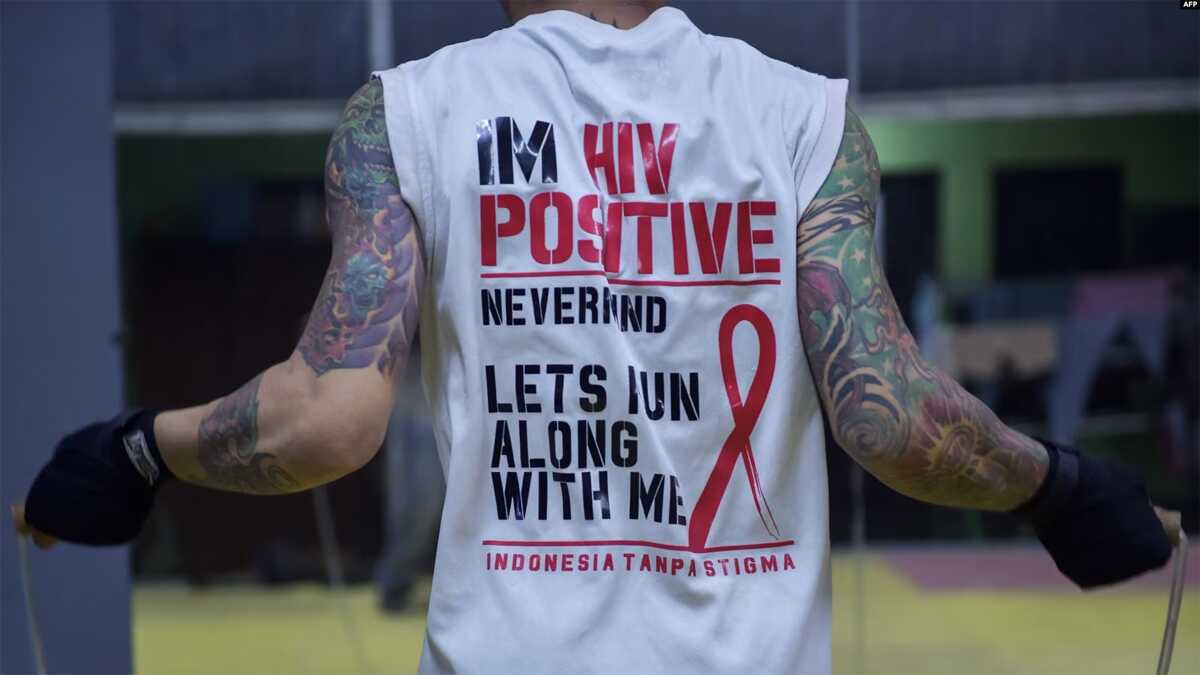 hari AIDS sedunia Ginan Koesmayadi, seorang penderita HIV positif dan pendiri sasana tinju Rumah Cemara di Bandung, sedang berlatih, 15 April 2016. (Foto: AFP)