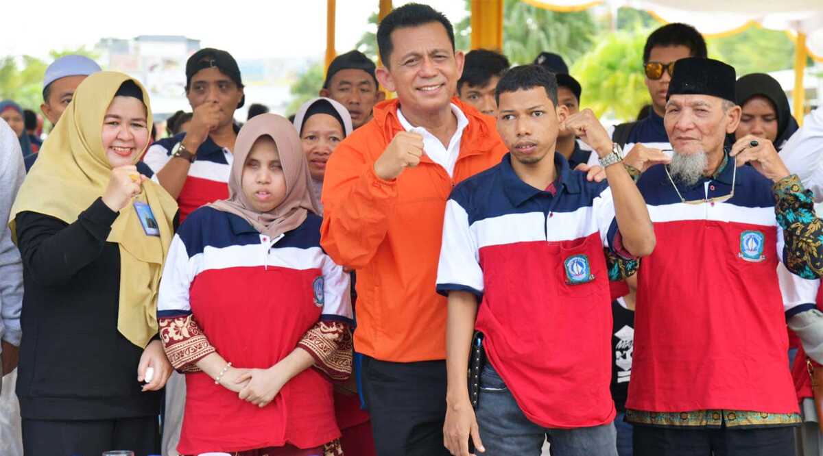 Gubernur Kepri Ansar Ahmad berfoto bersama penyandang disabilitas di sela acara peringatan Hari Penyandang Disabilitas Internasioanl di Mall Botania 2 Batam, Selasa (12/12/2023). (Dok Diskominfo Kepri)