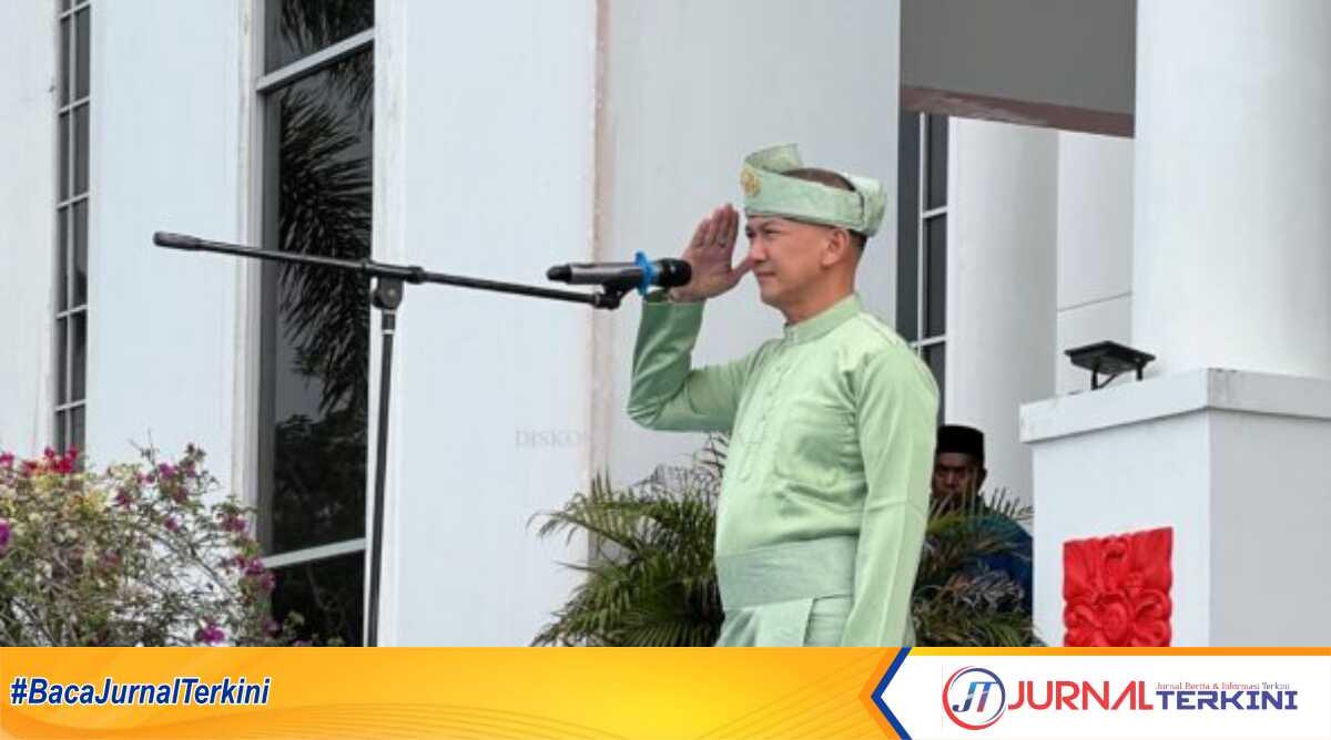Wakil Bupati Natuna, Rodhial Huda saat menjadi Inspektur dalam upacara peringatan hari ibu Ke-95 Tahun 2023 di halaman Kantor Bupati Natuna, Bukit Arai, Jumat 22 Desember 2023. (foto : diskominfona)