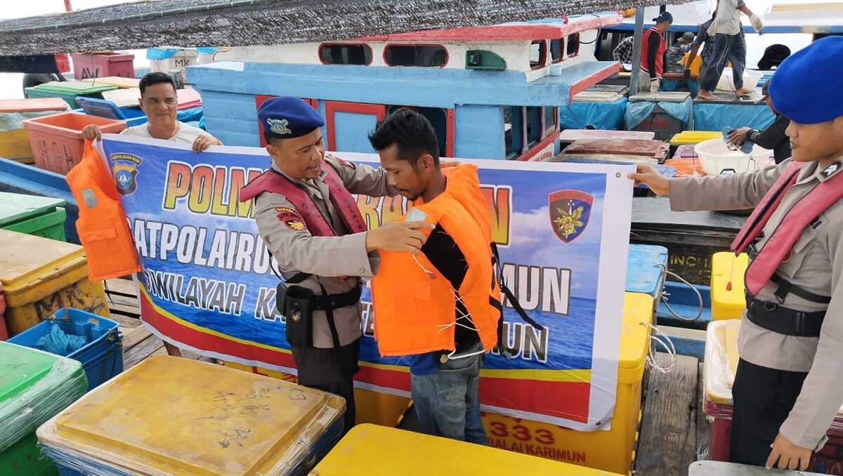 imbauan waspada cuaca ekstrem satpolairud polres karimun Personel Satpolairud Polres Karimun menyerahkan bantuan jaket pelampung kepada nelayan di Kecamatan Selat Gelam, Senin (11/12/2023). (Dok Humas Polres Karimun)