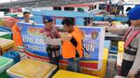 Personel Satpolairud Polres Karimun menyerahkan bantuan jaket pelampung kepada nelayan di Kecamatan Selat Gelam, Senin (11/12/2023). (Dok Humas Polres Karimun)