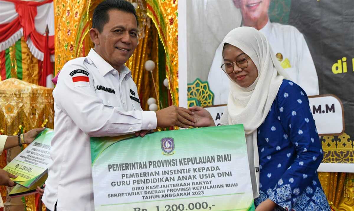 insentif guru paud karimun Gubernur Kepri Ansar Ahmad menyerahkan insentif kepada salah seorang guru pendidikan anak di Gedung Nasional, Tanjung Balai Karimun, Kamis (21/12/2023). (Dok Diskominfo Kepri)