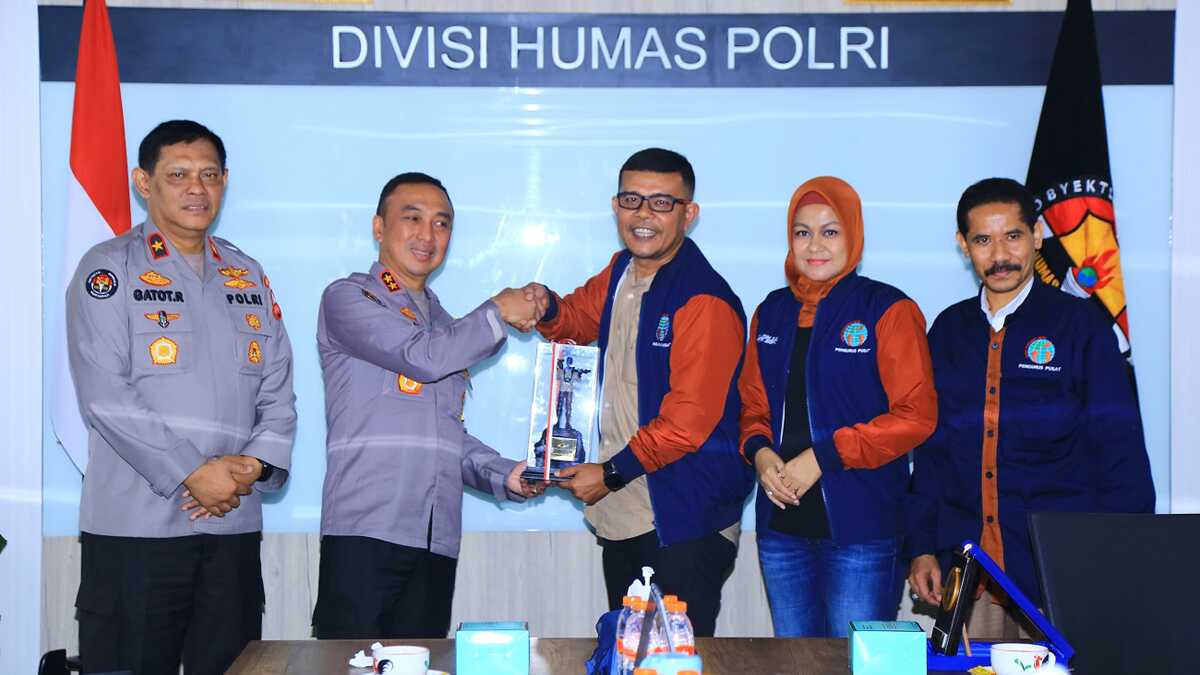 iwo-humas polri Ketua Umum Ikatan Wartawan Online (IWO) Yudhistira didampingi Sekjen Dyah Arum Sari dan pengurus pusat menerima cenderamata dari Kadiv Humas Polri Irjen Shandi Nugroho beserta di sela audiensi di Gedung Divisi Humas Mabes Polri, Selasa (12/12/2023). (Dok IWO)