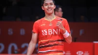 jonatan christie di world tour finals 2023 Jonatan Christie merayakan kemenangan atas juara dunia 2023 asal Thailand,, Kunlavut Vitidsarn dalam laga pertama grup B, BWF World Tour Finals 2023 di Hangzhou Olympic Sports Centre Gymnasium, Hangzhou, Tiongkok, Rabu (13/12/2023). (pbsi.id)