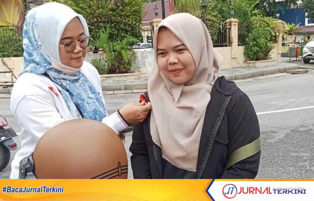 Mitra Komisi Penanggulangan AIDS Kabupaten Karimun kampanye bahaya HIV/AIDS kepada para pengguna jalan yang melintas di pertigaan lampu merah Sei Lakam, Tanjung Balai Karimun, Jumat (1/12/2023). (Dokumentasi pribadi)