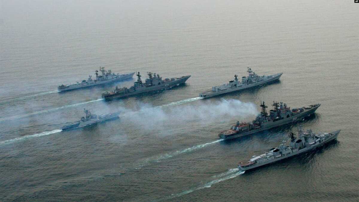 kapal perang rusia FILE- Kapal perang Rusia dan India ikut serta dalam latihan angkatan laut bersama di dekat pelabuhan Vladivostok di Pasifik Rusia, sekitar 6.400 kilometer timur Moskow, 26 April 2007. (AP)
