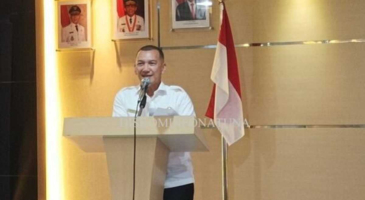 kasus stunting di natuna Wakil Bupati Natuna Rodhial Huda saat memberikan kata sambutan pada acara Diseminasi Semester ll dan Evaluasi Rencana Tindak Lanjut Audit Kasus Stunting Kabupaten Natuna Tahun 2023 di Aula Hotel Natuna, Rabu 20/12/2023. (foto : diskominfona)