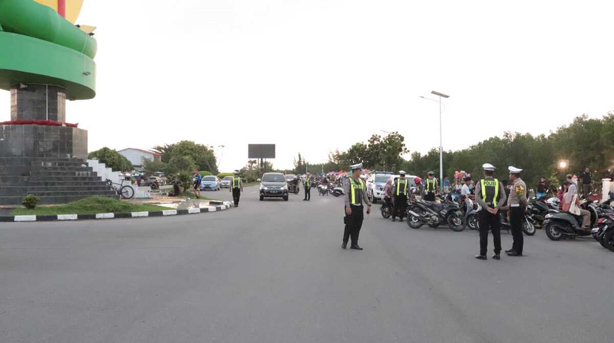 kawasan tertib lalu lintas di coastal area Sejumlah polisi lalu lintas menggelar razia sekaligus sosialisasi Kawasan Tertib Lalulintas (KTP) di simpang Tugu MTQ, Coastal Area, Tanjung Balai Karimun, Selasa (5/12/2023). (Dok Humas Polres Karimun)